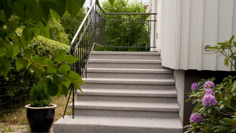 Beläggning på betongtrappa utomhus Beläggning på betongtrappa utomhus