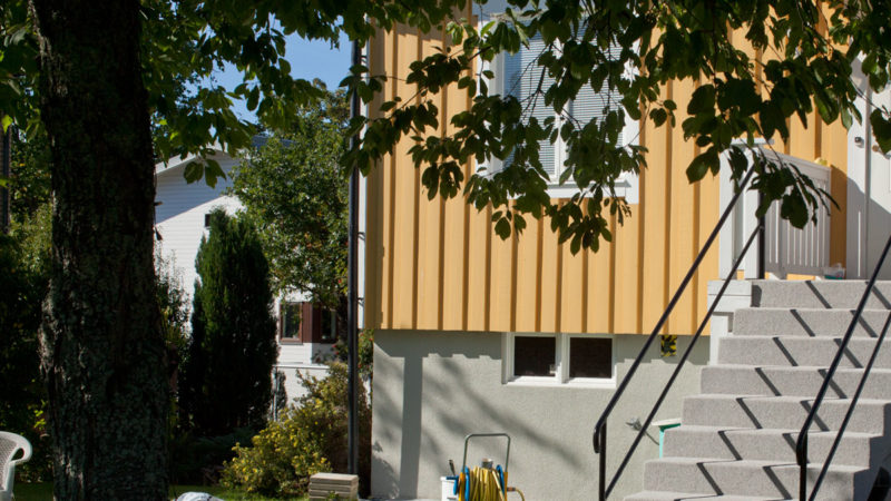 Målad och färgflagad husgrund åtgärdad i Älvsjö