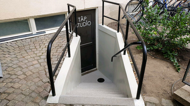 Skyddad: Entré till dansstudio på Östermalm med skador och snubbelrisk Skyddad: Entré till dansstudio på Östermalm med skador och snubbelrisk