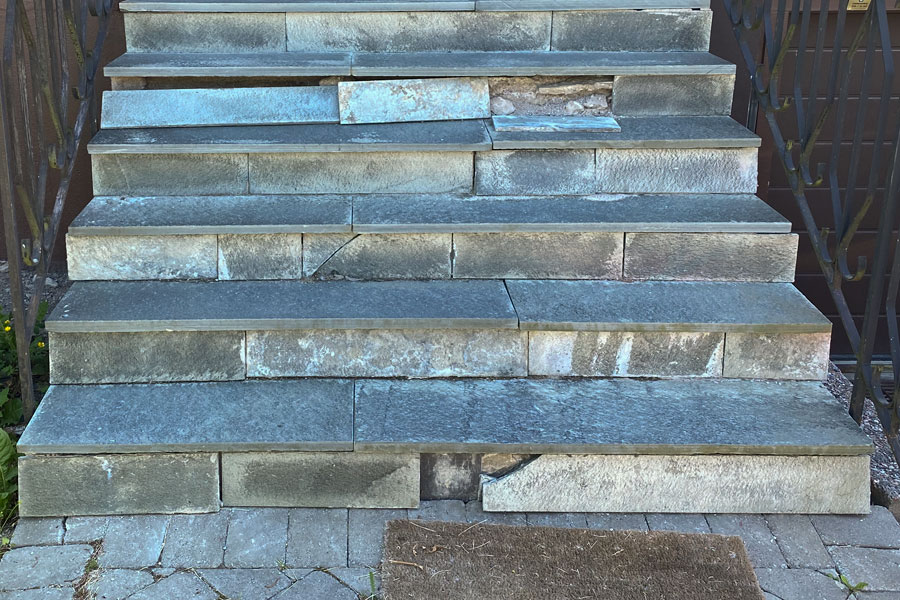 Skifferstensbeläggning som lossnat